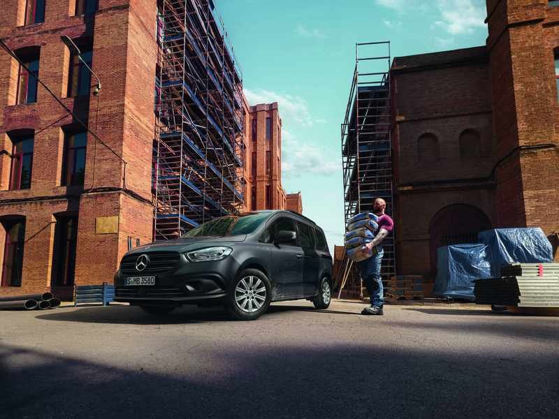 Mercedes-Benz Citan als Van Of The Year in Grau auf Firmengelände